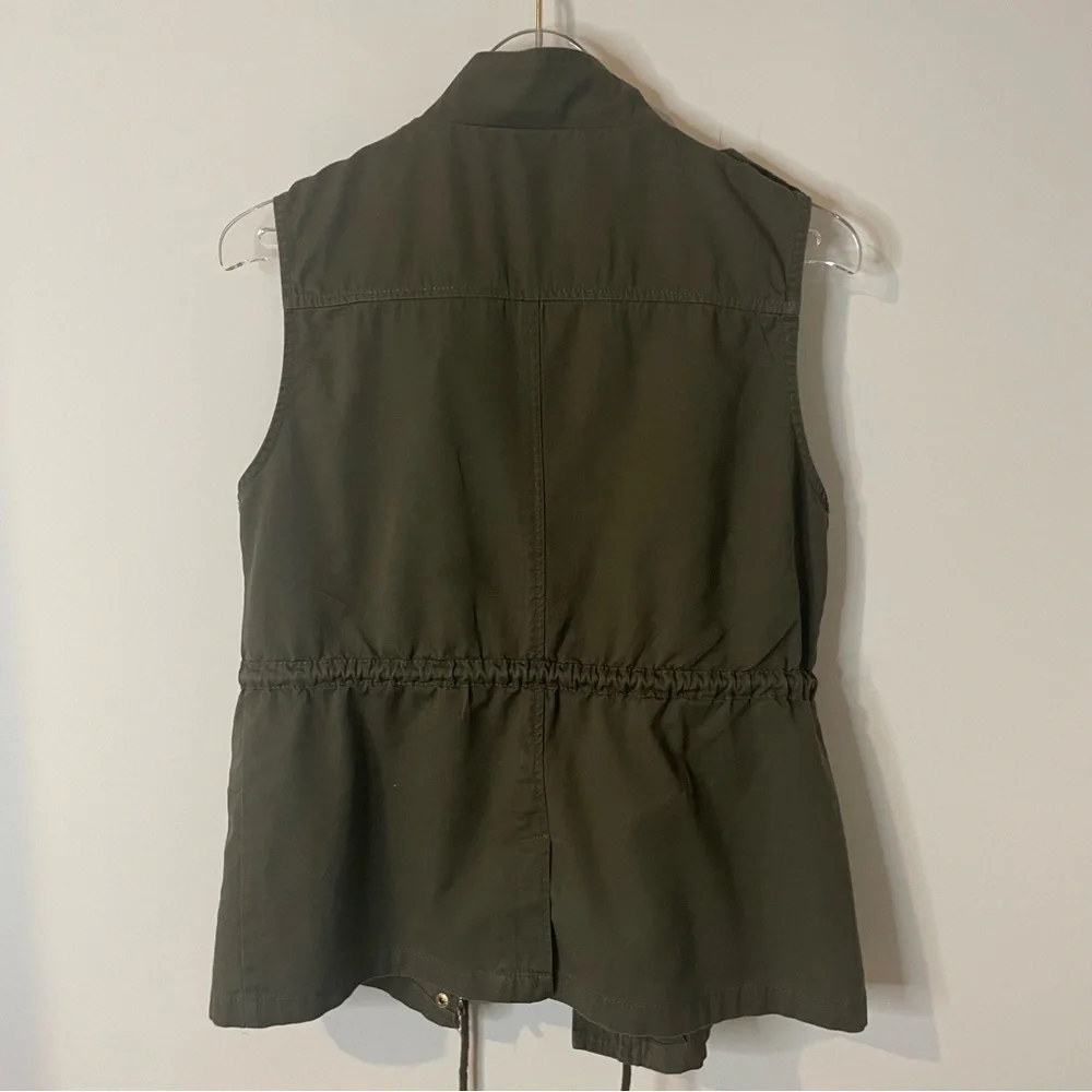 Green Sleeveless Cargo Vest drawstring waist Zipper and button closure - Picture 5 of 10